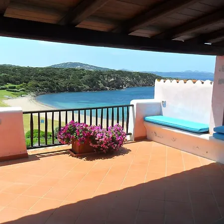アパート Elegante Vista Mare I Delfini Di Cala Del Faro Cala Granu ポルト・チェルボ